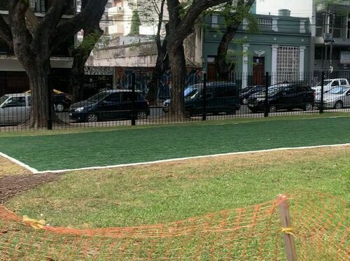 Una ciudad rica que pone césped sintético en las plazas Causa Pendiente