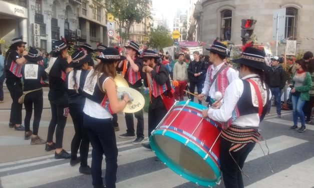 UniCABA: Con docentes y alumnos manifestándose siguió el debate