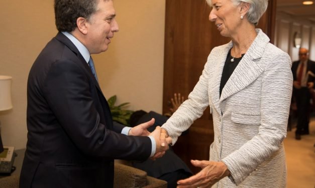 Dujovne regresa al país después del encuentro con Lagarde