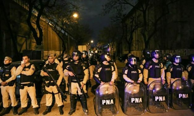 Detienen fotógrafo de La Garganta Poderosa junto a su hermana