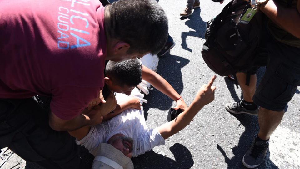 Arrestan y golpean a periodistas cubriendo una marcha