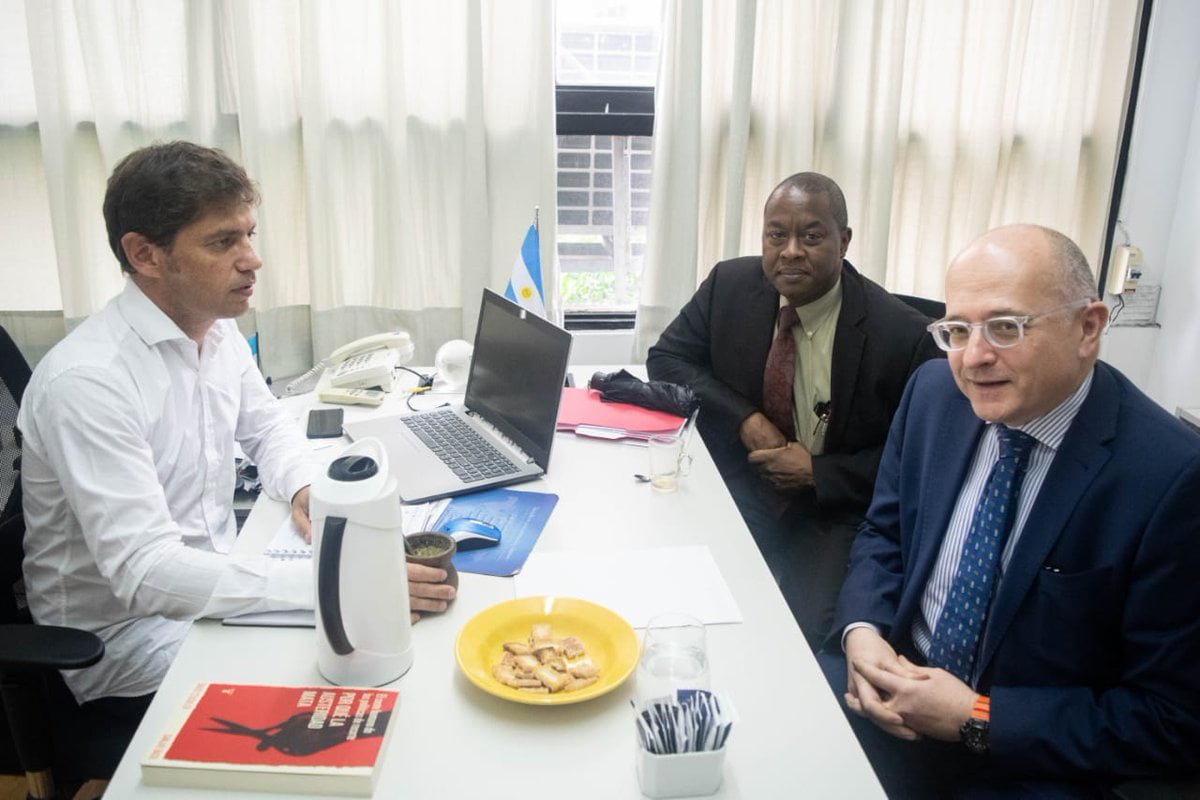 Kicillof recibió al FMI con mate, bizcochos y un libro antiajuste