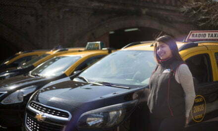 Mujeres taxistas en la ciudad