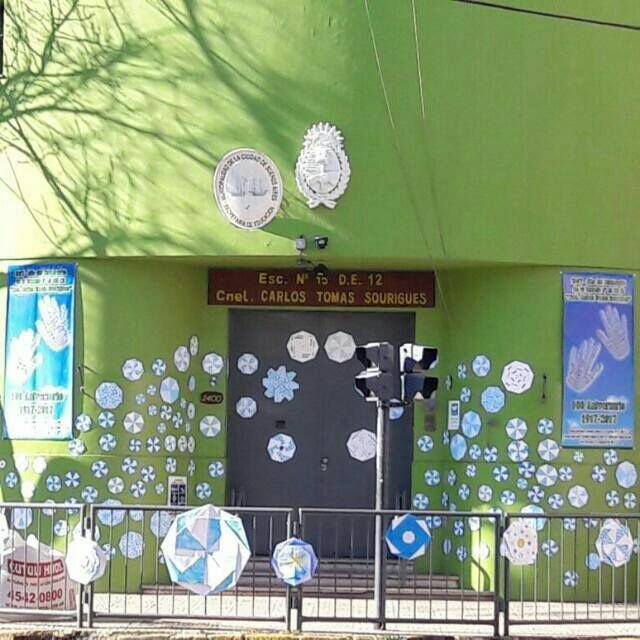 Dos gatos para combatir ratas en un colegio