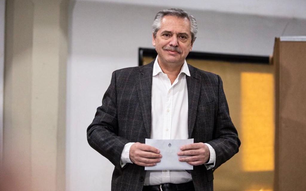 Fernández sospecha que pudo existir una orden de Macri para dejar correr al dólar