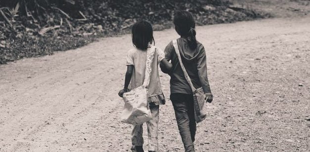 Más de la mitad de los menores de 18 años viven en hogares pobres