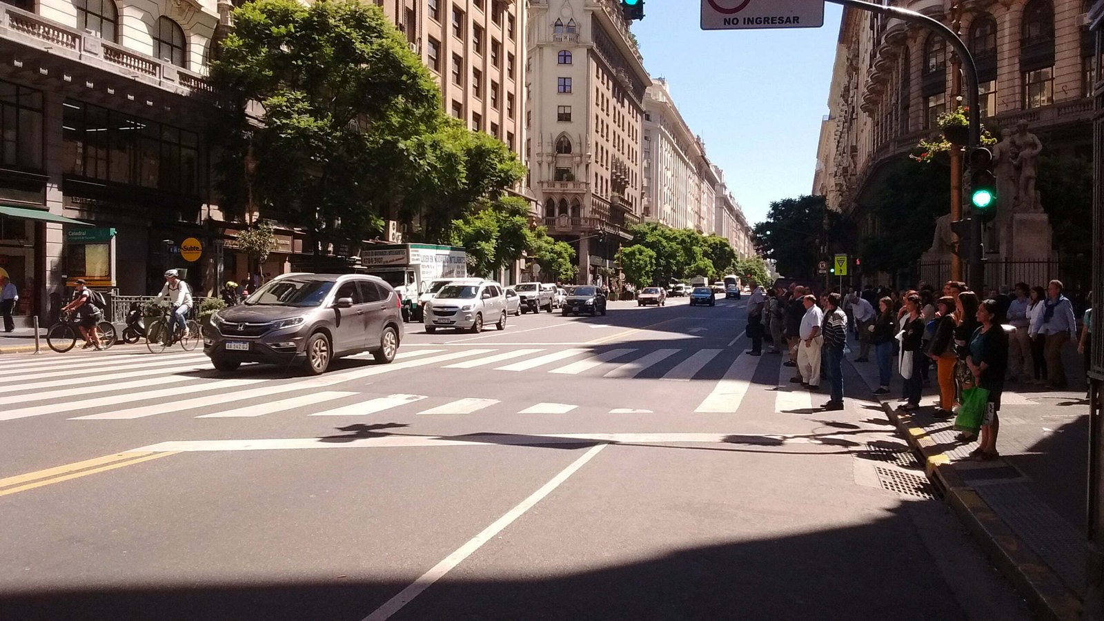 Se puede estacionar en avenidas de la ciudad