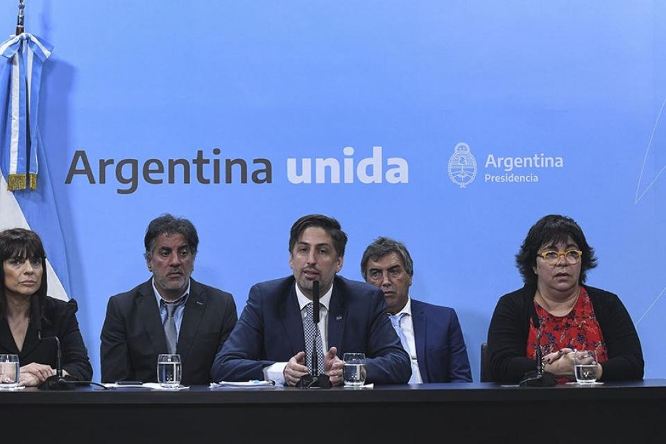 Trotta anunció el plan de educación a distancia
