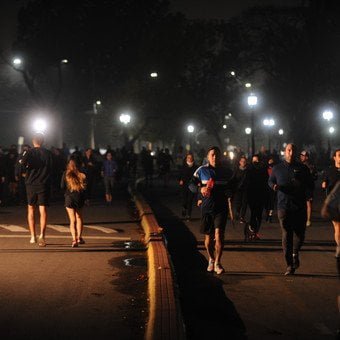Una primera noche al trote y multitudinaria