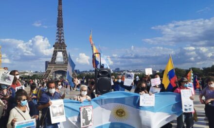 Argentinos se manifiestan en Francia contra Macri