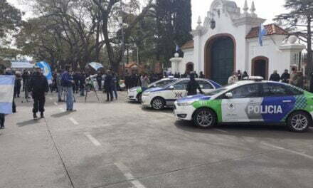 Policías presionan al presidente frente a la Quinta de Olivos