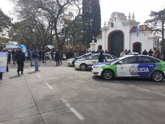 Policías presionan al presidente frente a la Quinta de Olivos