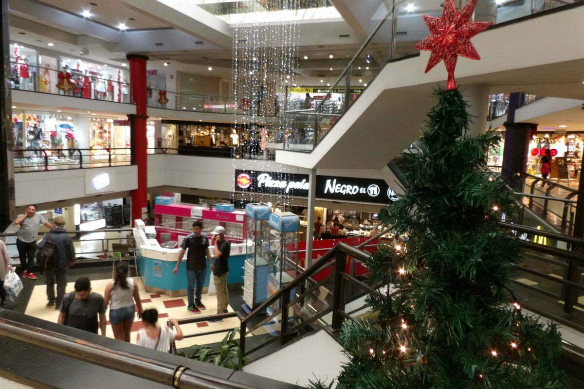 Volumen de ventas navideñas con miradas opuestas