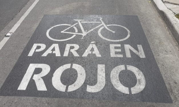 Advertencia para ciclistas que cruzan los semáforos en rojo