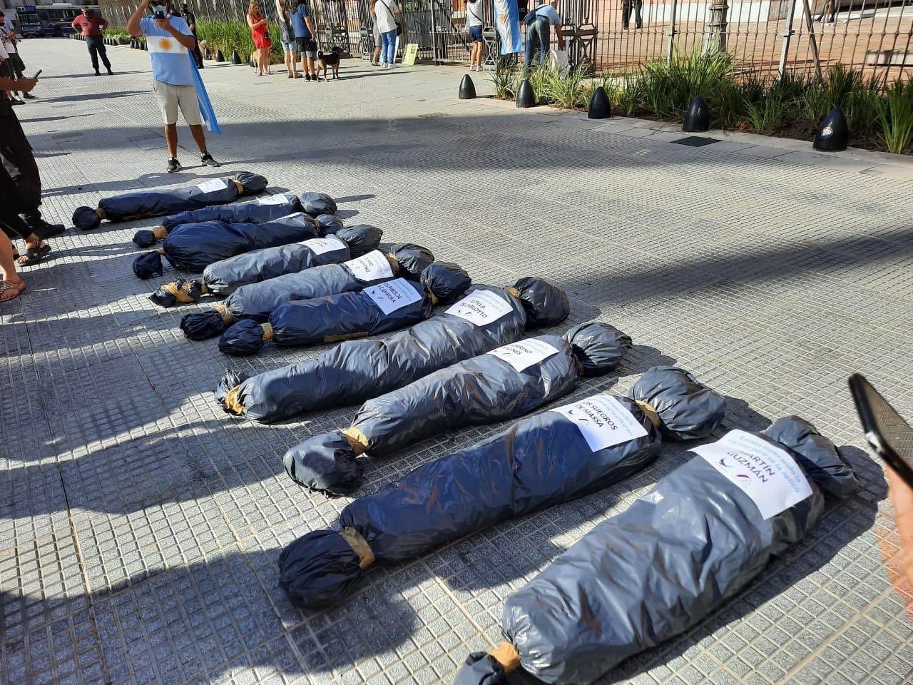 Indignación por las bolsas mortuorias frente a la Rosada