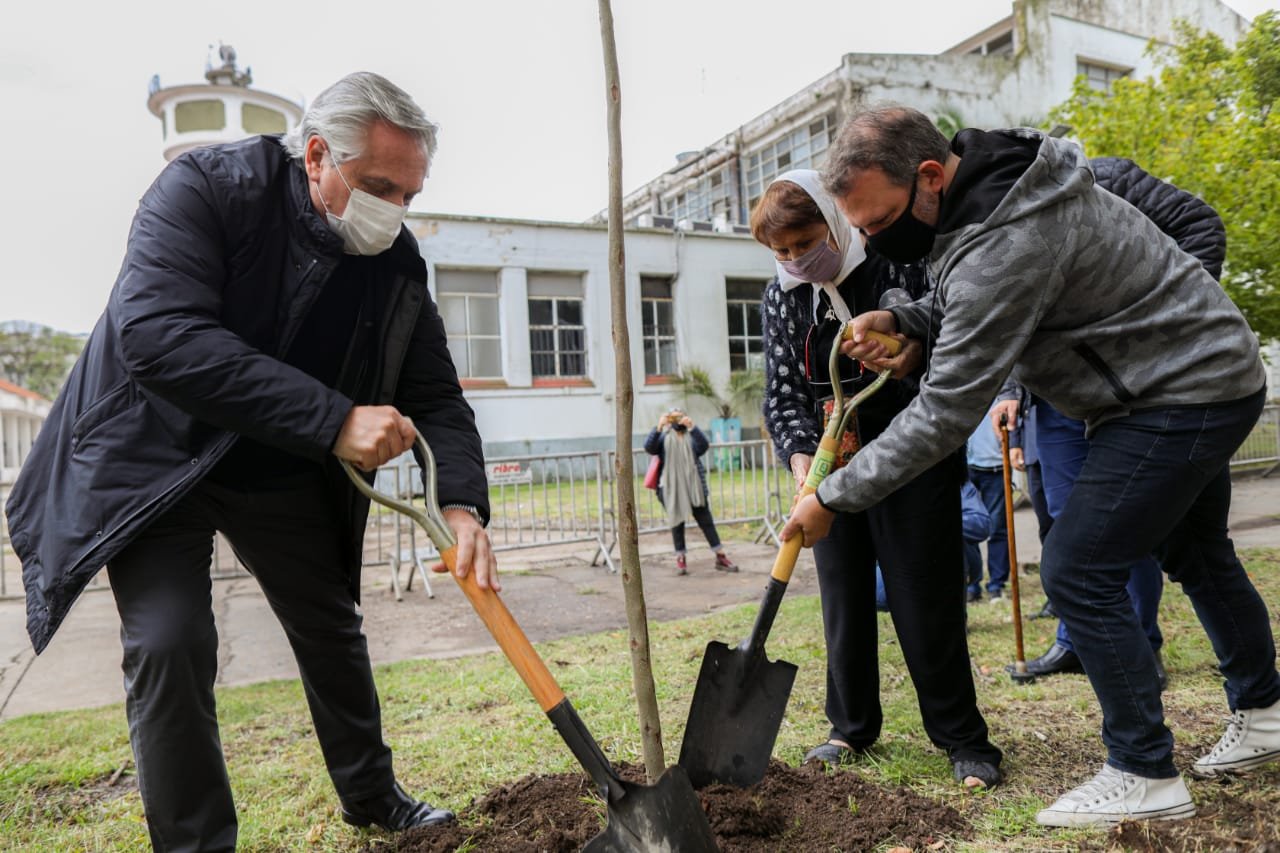 Alberto plantando un árbol en la ESMA marzo 2021