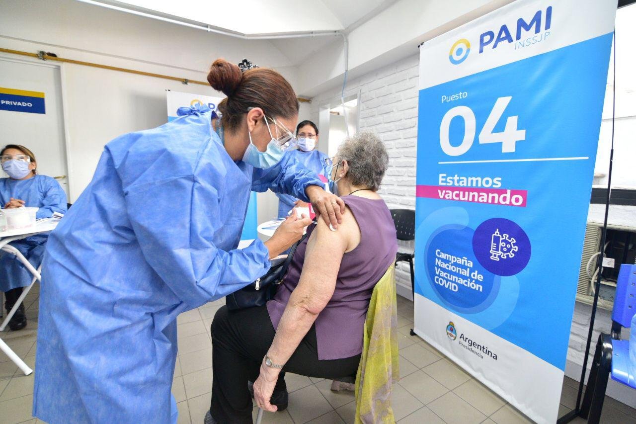 PAMI comenzó a vacunar en la Ciudad