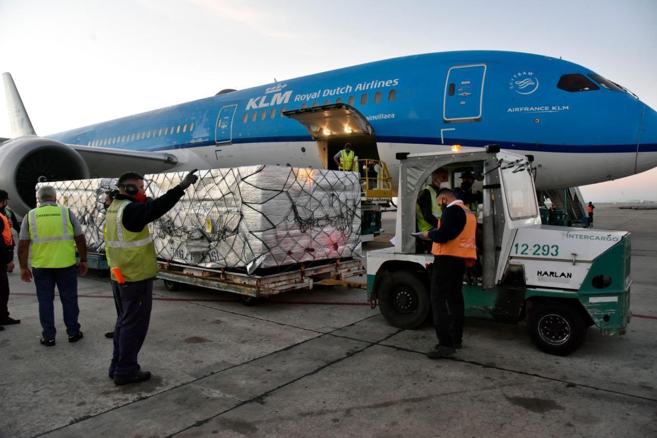 Vacuna AstraZeneca llegando a Ezeiza avión KLM