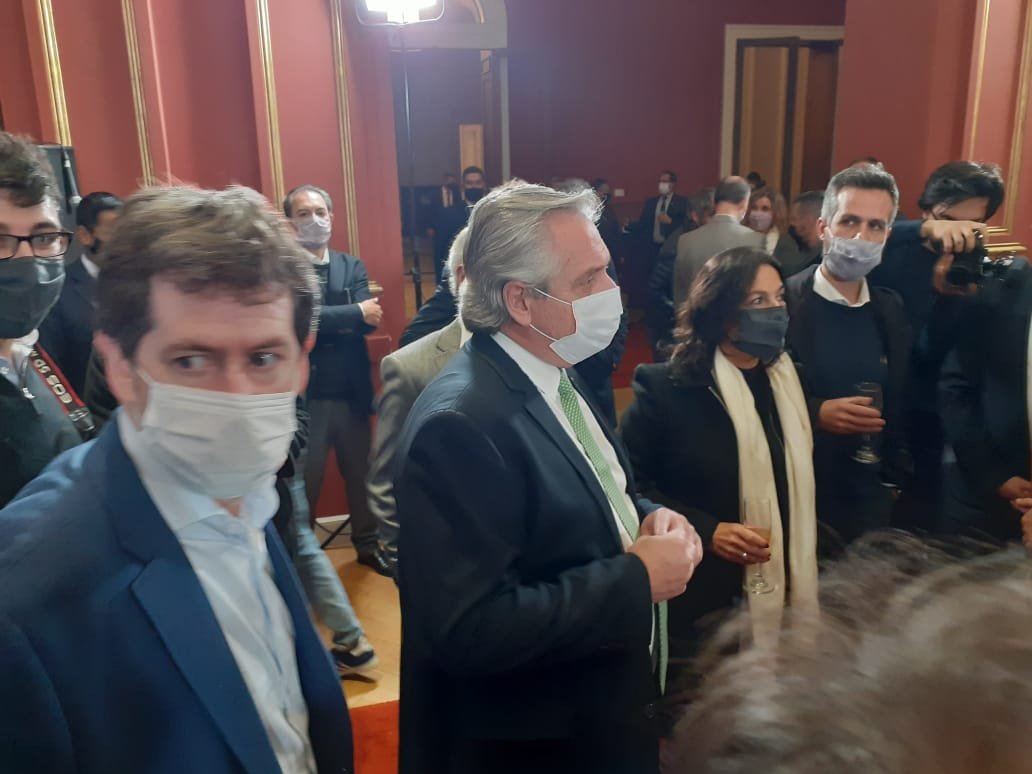 Fernández con periodistas en su día