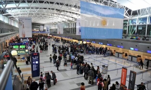 Salieron muchos más turistas de los que ingresaron al país