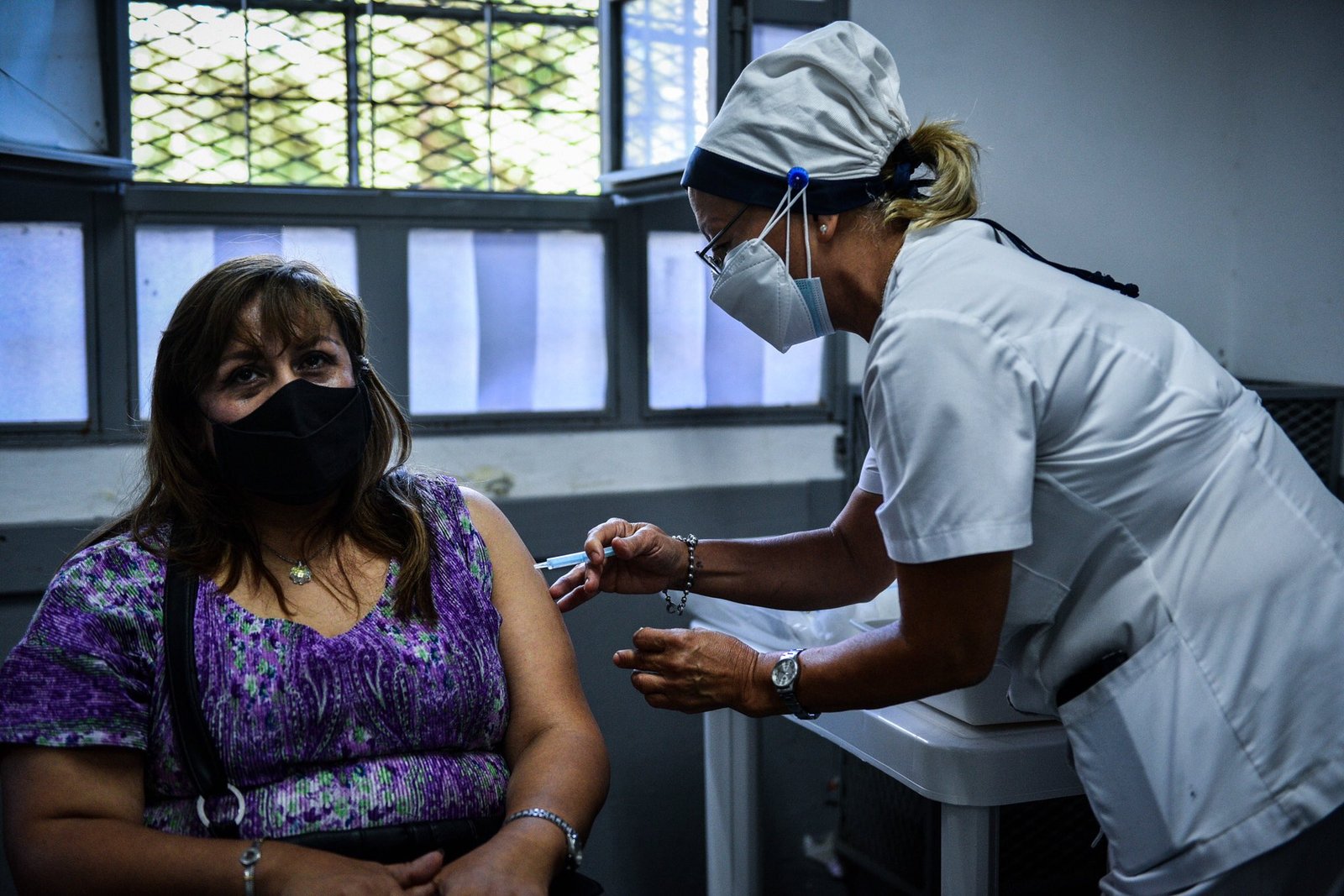 Vacunan sin turno a bonaerenses mayores de 50 (segunda dosis)