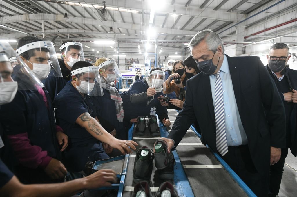 El gobierno analiza institucionalizar la economía popular