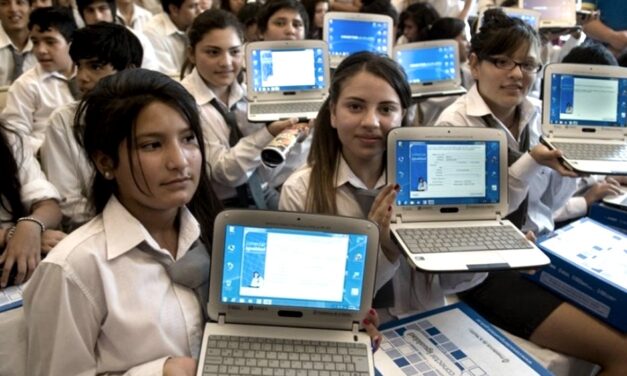 Continúa la entrega de computadoras a alumnos de escuelas públicas