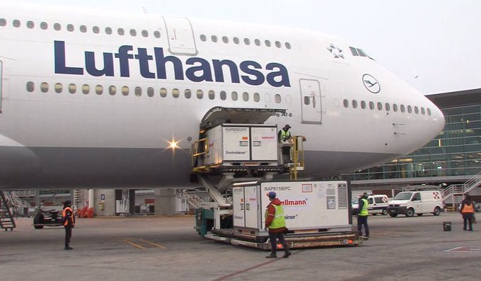 vacuna llega en avión de Lufthansa