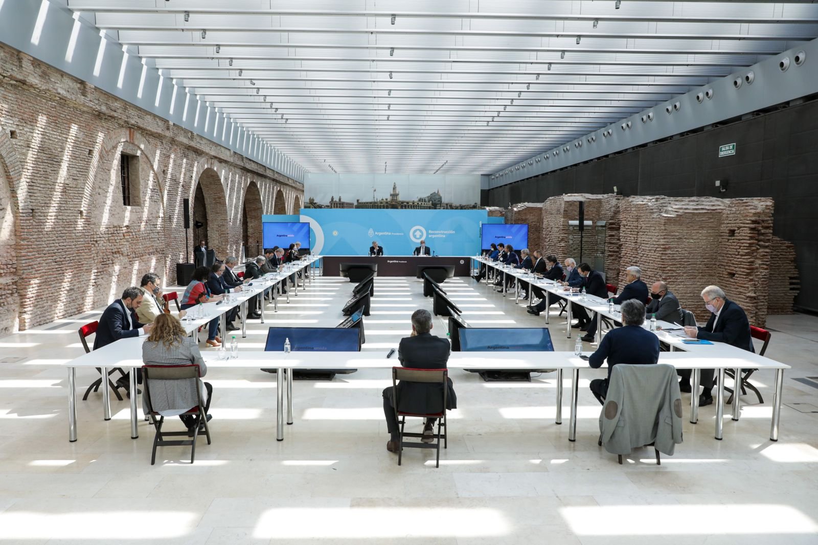 Primera reunión del presidente con su nuevo gabinete