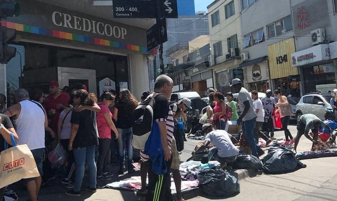 Operativo en once con secuestro de mercadería y protesta de manteros