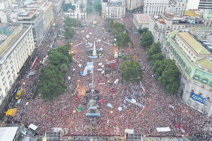 Un acto multitudinario y varias entre líneas para atender
