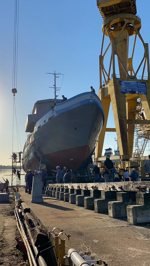 Botadura de un nuevo barco en los Astilleros Río Santiago