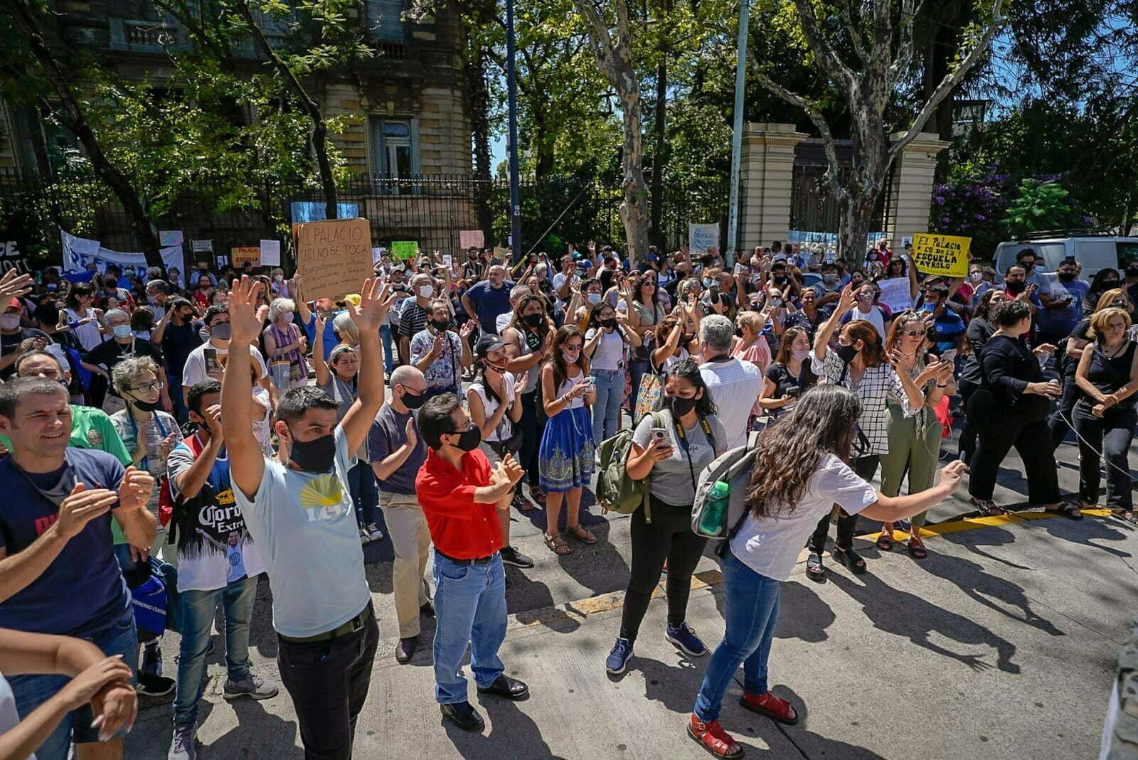 Movilización por una escuela porteña que será cerrada para en ese lugar vender vinos