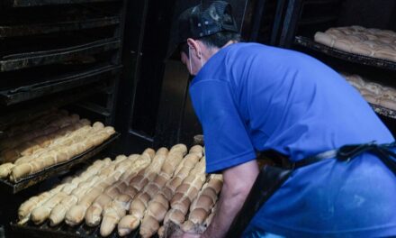 El gobierno negocia mantener el precio del pan y pastas frescas