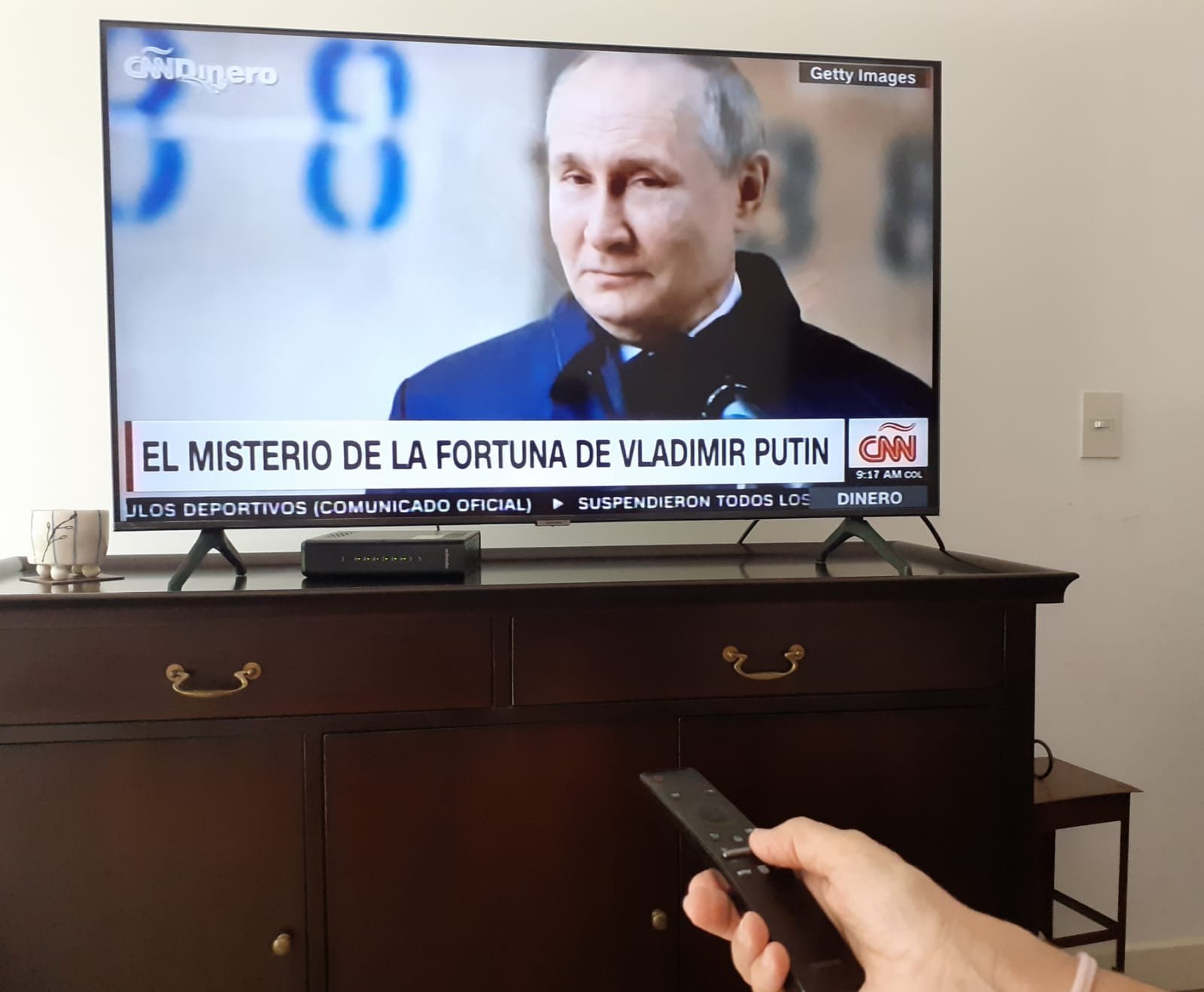 TV CNN con graf de Putin y su fortuna