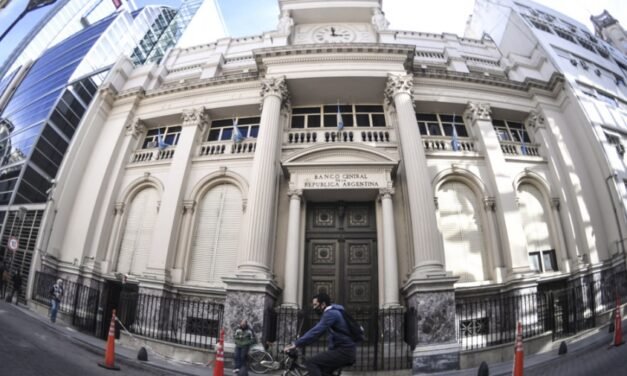 Denuncian y piden investigar la última venta de dólares desde el Banco Central