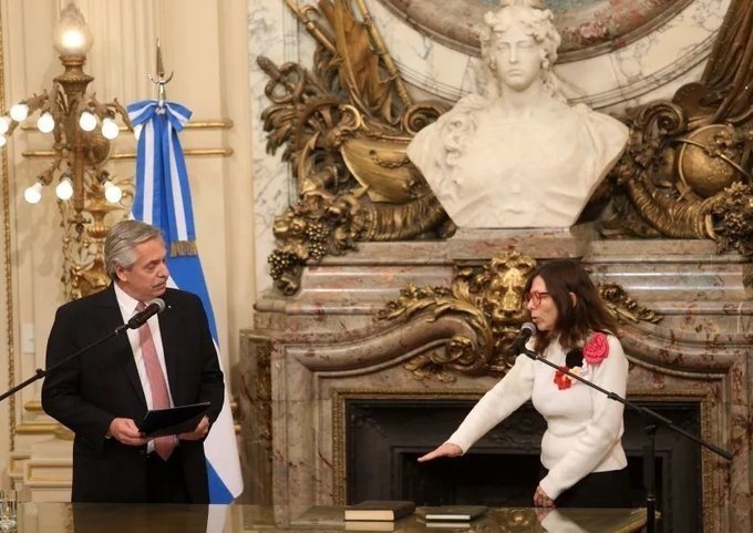 Batakis asumió y prometió una distribución de recursos Federal