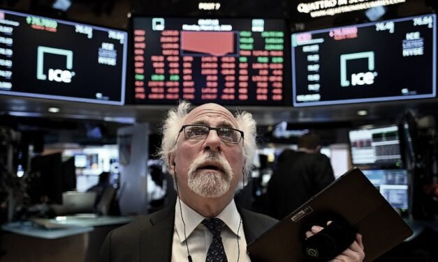Dólar a $1.440 con suba del riesgo país y caída de los bonos