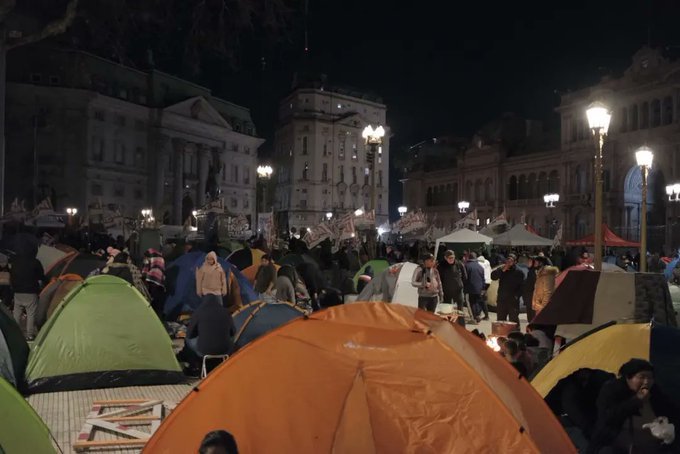 Militantes de izquierda acamparon en Plaza de Mayo