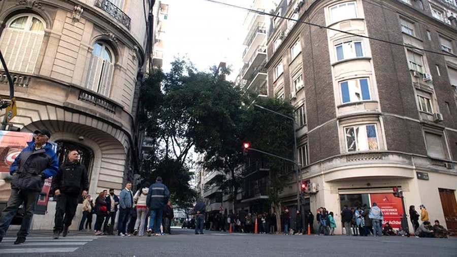 Continúa la vigilia en la esquina CFK