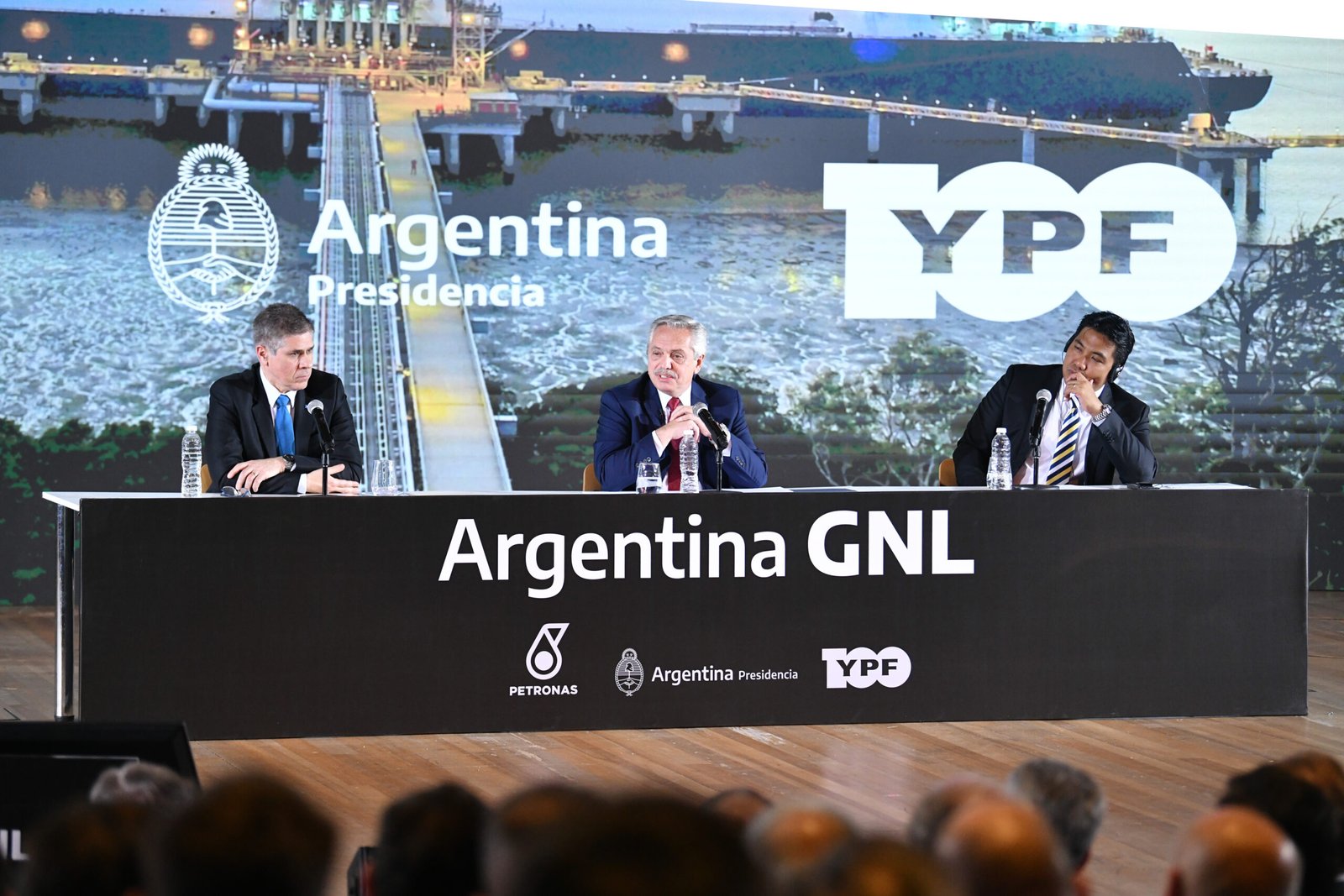 Acuerdo YPF-Petronas para construir una nueva planta de GNL
