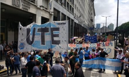 Docentes porteños exigen al gobierno que cumpla con el aumento salarial acordado