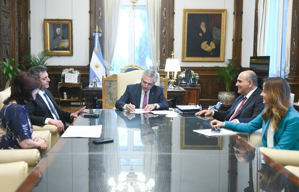 El gobierno comienza a dar de baja planes sociales