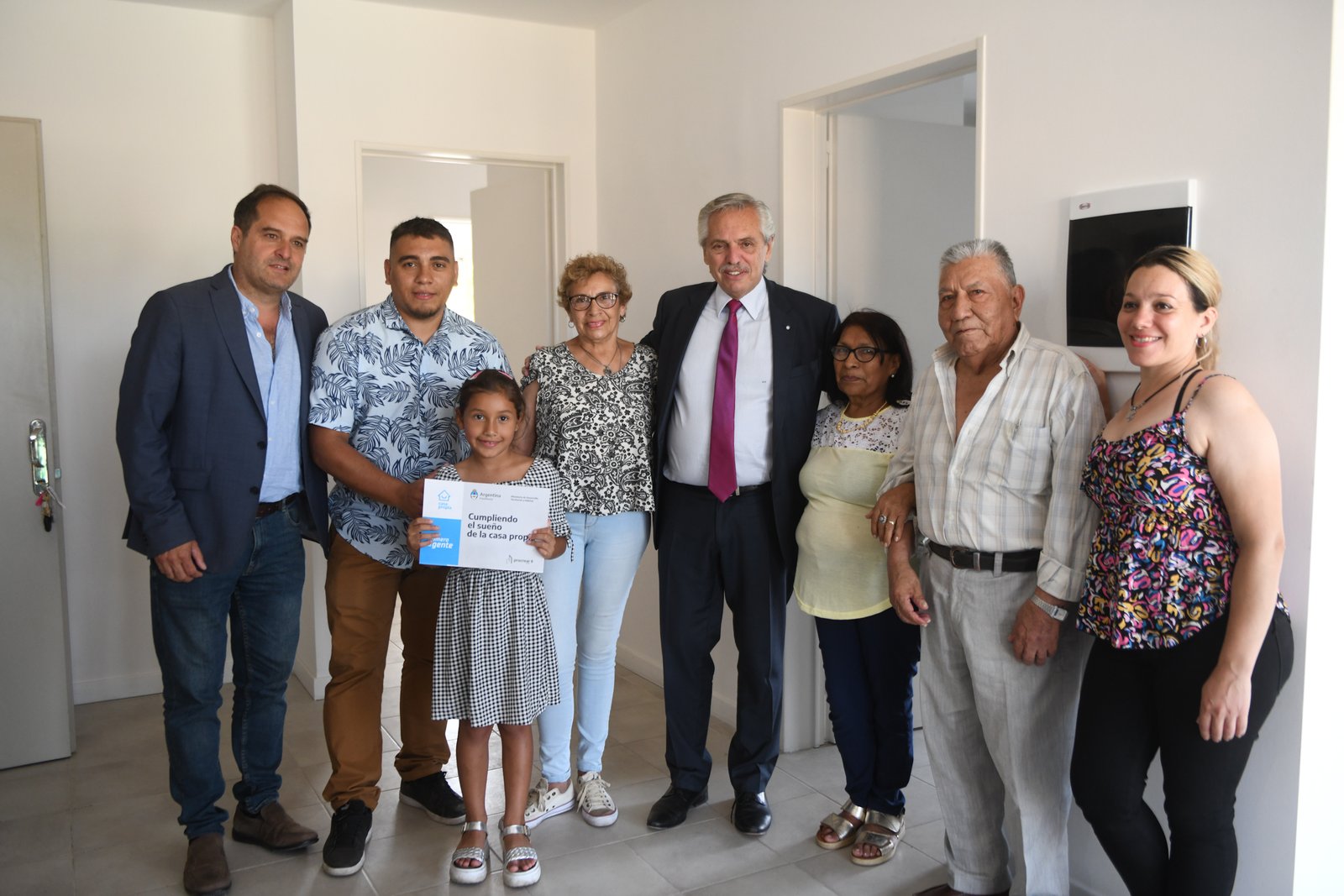 Fernández entregó más viviendas y le respondió a Macri