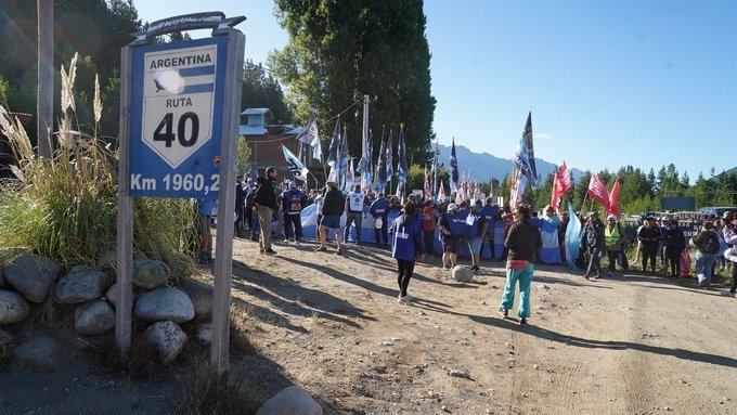 Los manifestantes intentan ingresar a Lago Escondido