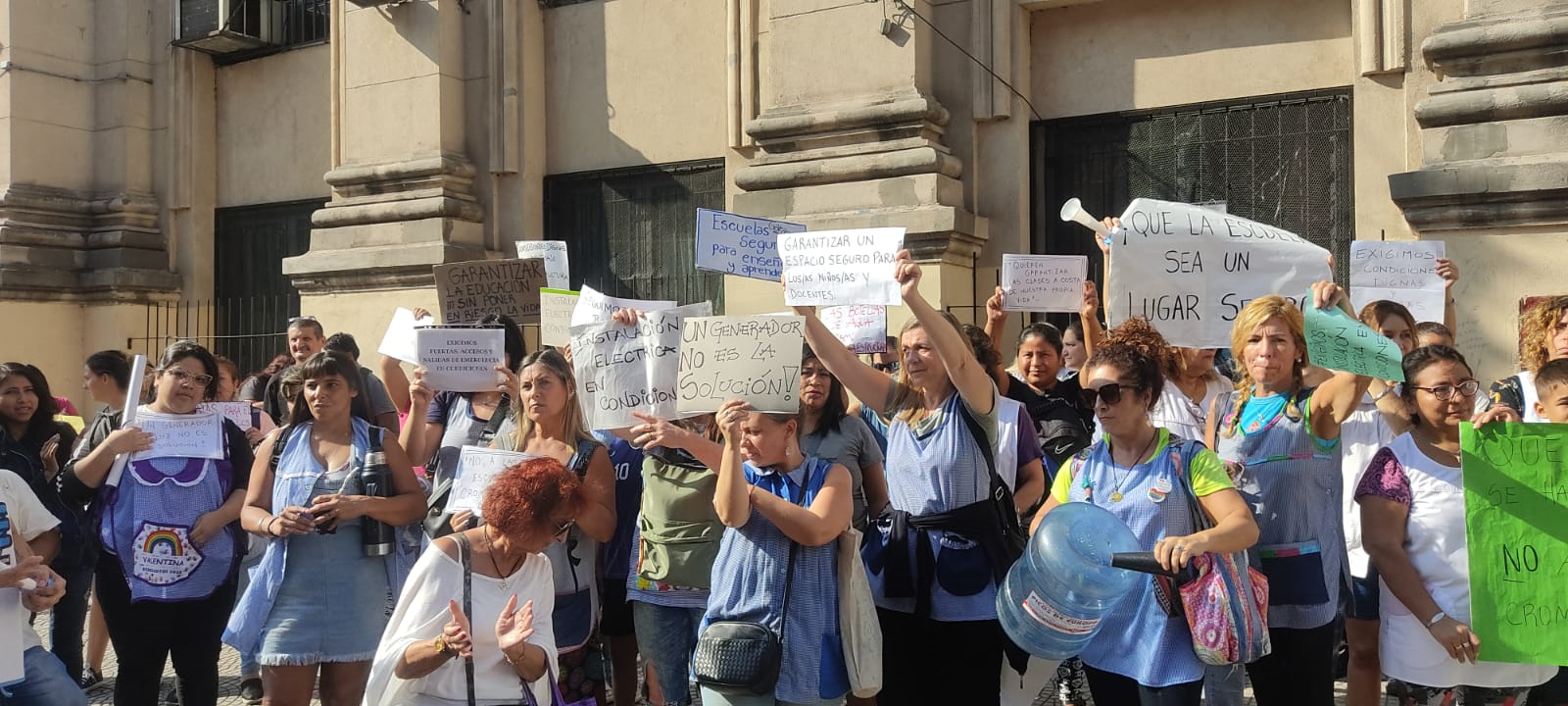 Educadores protestan por la situación en dos escuelas porteñas