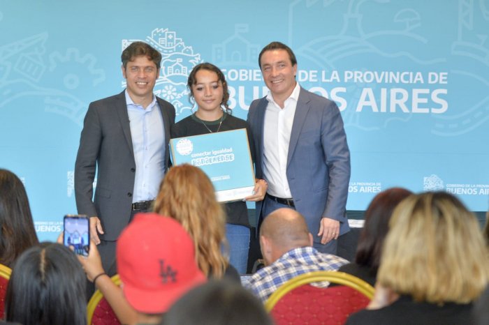 Entrega de computadoras en escuelas de Florencio Varela