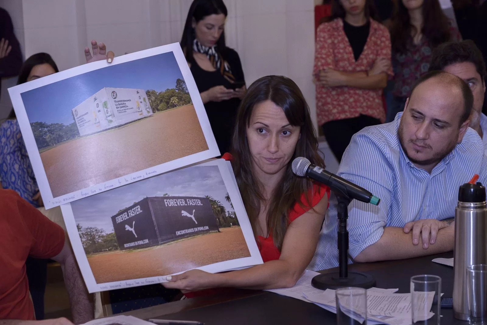 Insólito: Tapan monumentos porteños con publicidad
