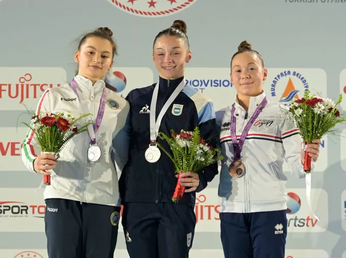 Mia Mainardi la gimnasta argentina de 14 años que se consagró campeona mundial