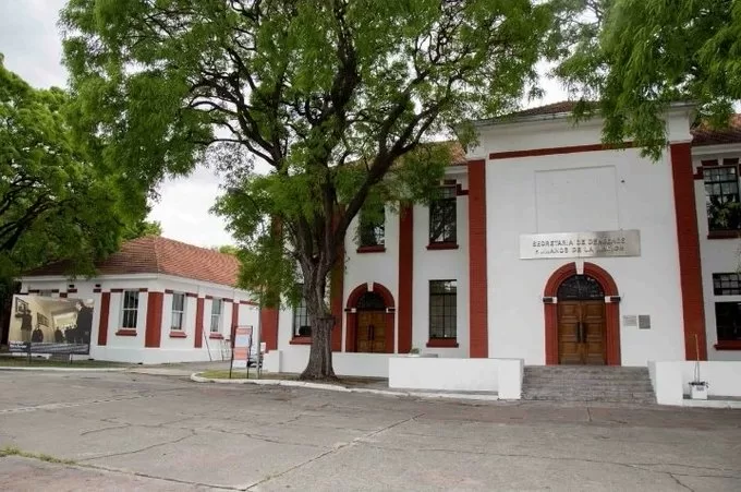 El odio reflejado en pintadas en una escuela porteña